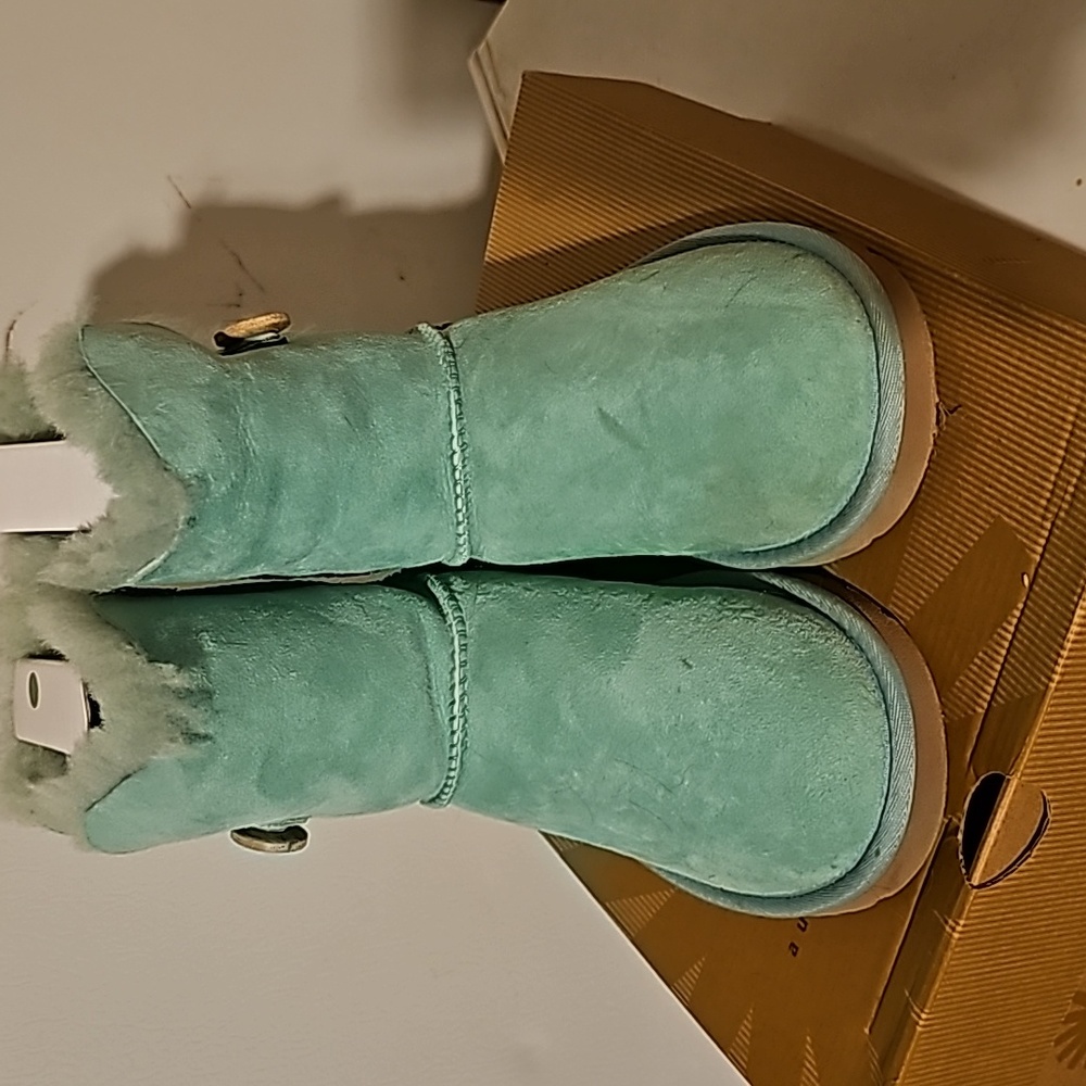 Authentic uggs size 2 In GREAT CONDITION